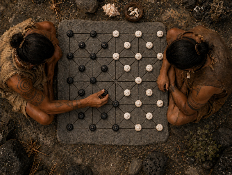 Representación de la Dama de 40 con fichas blancas y negras sobre piedra