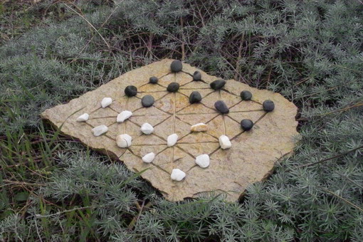Tablero tradicional de La Dama con fichas, tomado del libro Juegos Guanches Inéditos de José M. Espinel Cejas
